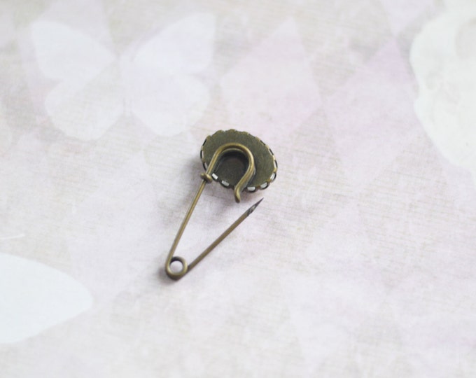 Vintage Paris // Mini pin-brooch made from metal brass with image under glass // 2016 Best Trends // Boho Retro Chic // Fresh Gifts //
