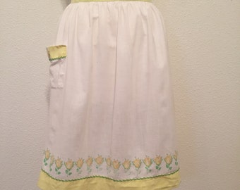 1950s Vintage Apron in Color White w/ Yellow Rose Print w/Green Embroidery 1960s Retro Apron w/Spring Floral Print in One Size Fits All