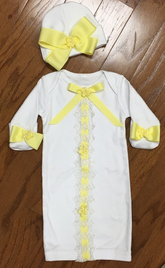 exceptional yellow cap outfit
15