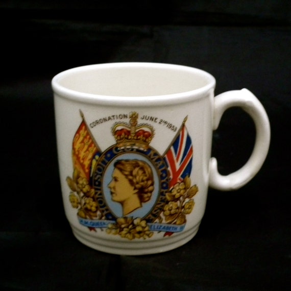 16+ Queen Elizabeth 11 Coronation Mug Gif