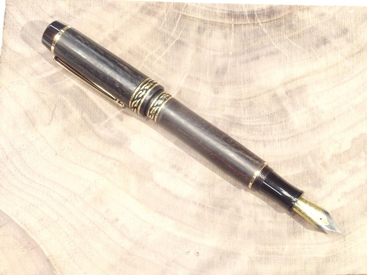 Elegant and Traditional Fountain Pen with Exotic Wood Body