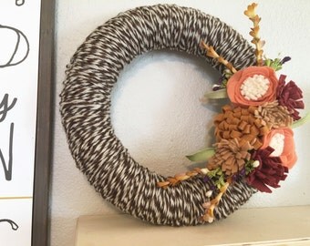 Floral 10" Brown Marble Yarn Wreath //