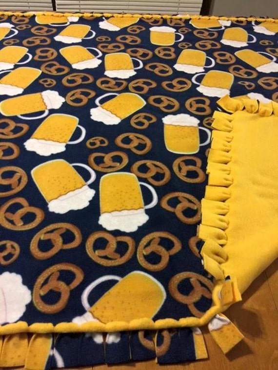 Fleece blanket with Looped edge