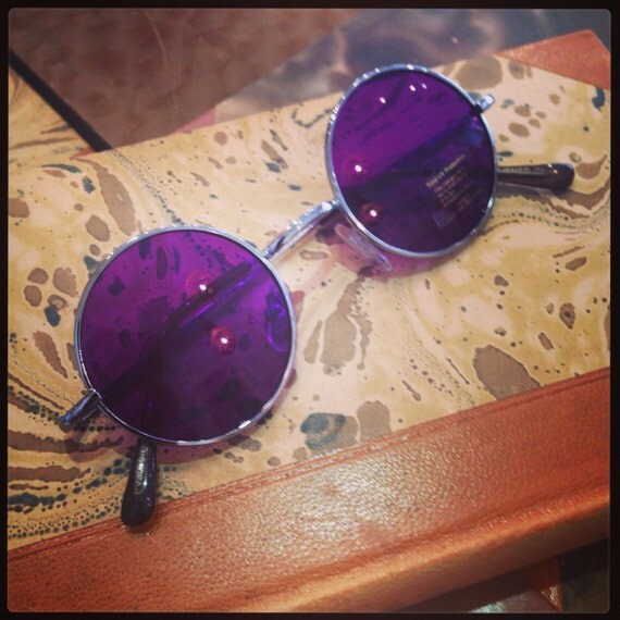 Retro sunglasses: John Lennon 60's style small size purple glass.