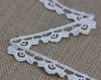1 Yard of Vintage Floral Lace in Cream 0.5 Inches Wide