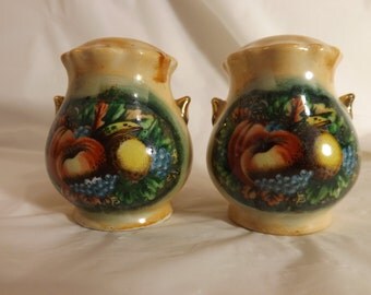 FREE SHIPPING vintage salt and pepper shakers (Vault 14)