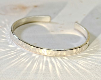 Hammered sterling silver cuff bracelet with elegant radiance in our narrow version - Solid 925 BR716