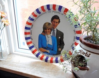 Lovely wedding commemorative tin tray of Prince Charles and Lady Diana. This one is for British Royal Family collectors.