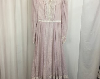 Vintage Women's Gunne Sax Dress By Jessica San Francisco Size 9 Long sleeve prairie dress Buttons and zipper Lace collar and yoke