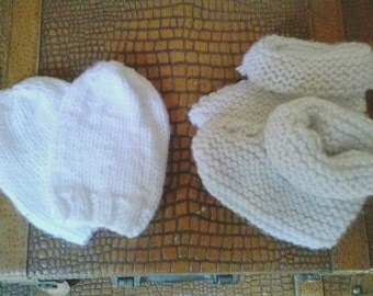 Baby thumbless mittens and baby booty gift set