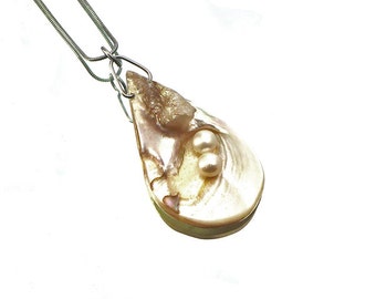 Mother of pearl shell necklace, beige brown mother of pearl shell, white freshwaterpearls, stainless steel finishing-chain, natural, shell
