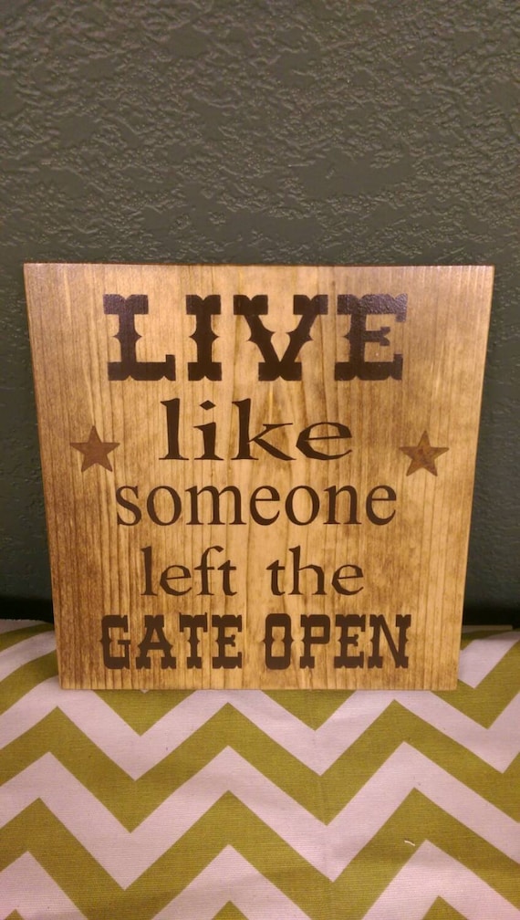 Live like someone left the gate open horse sign horse shoe