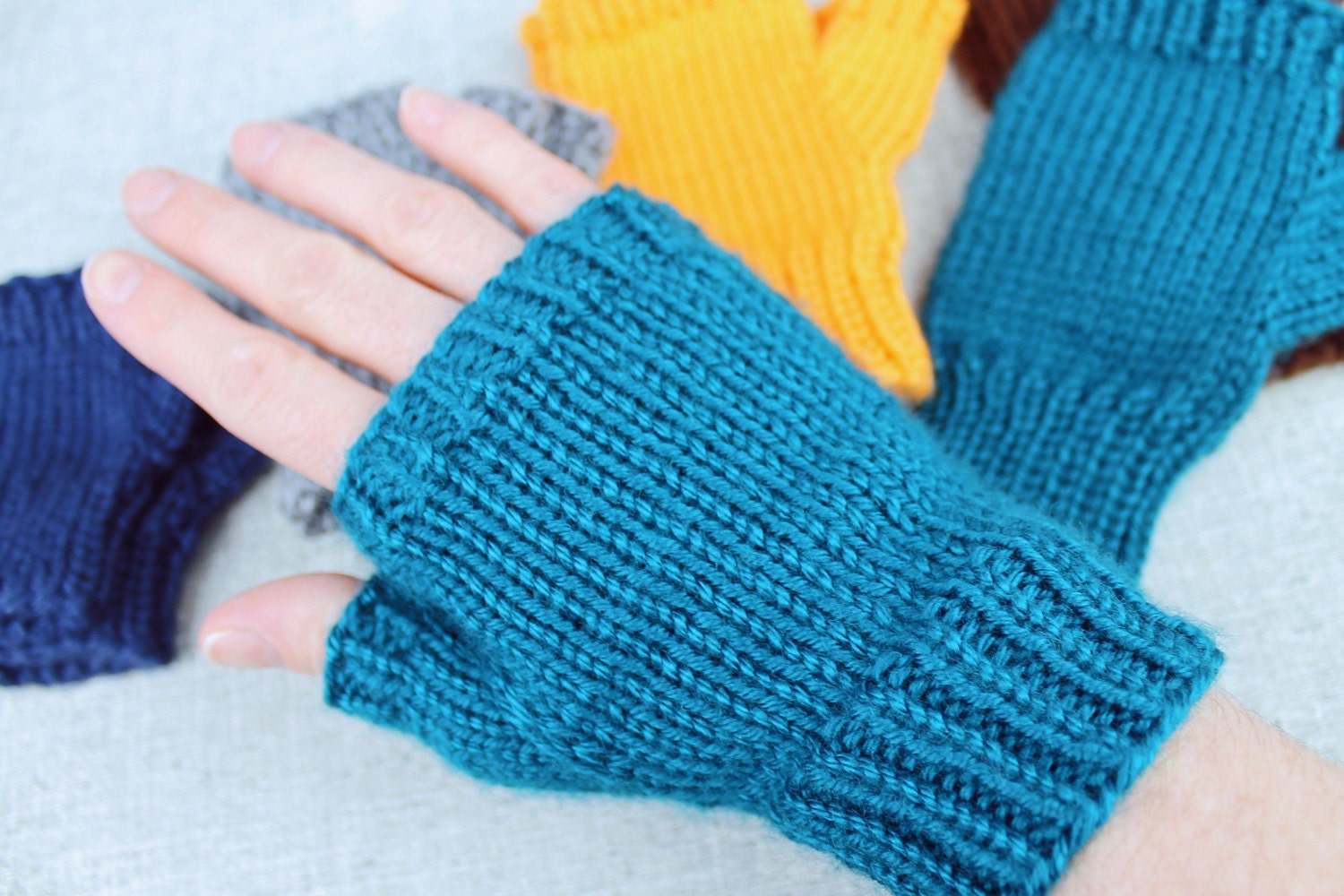 Knitting pattern Fingerless gloves basic solid color