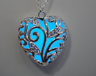 SOPHIA GLOWING HEART SCARF NECKLACE IN FUCHSIA, TURQUOISE & WHITE main image 0