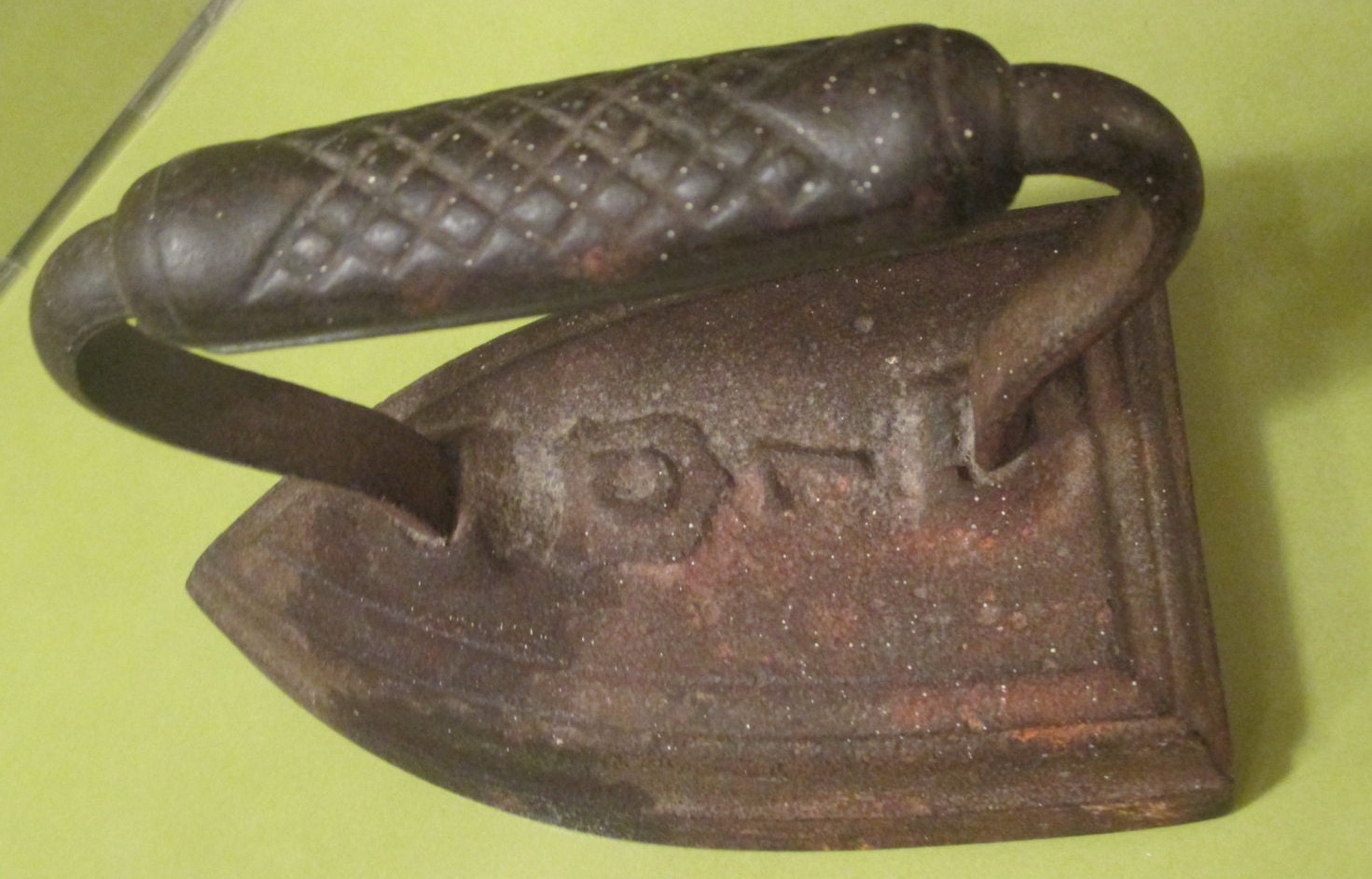 SAD IRON Antique Cast Iron C 7 in