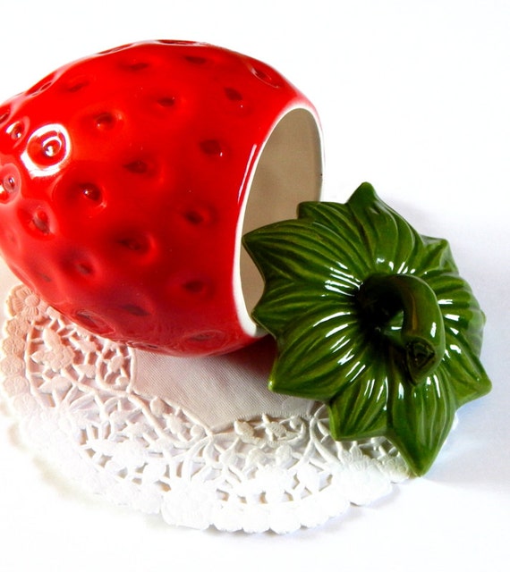Vintage Strawberry Jar With Lid. Vintage by ThePaperBasket on Etsy