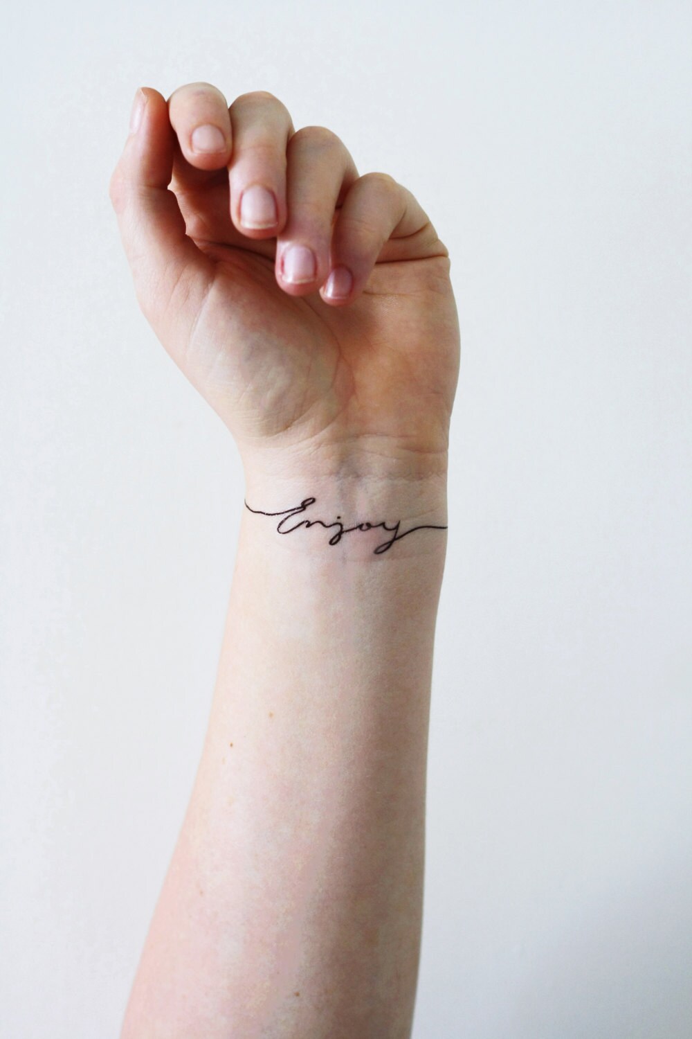 Geniet van de tijdelijke tatouage set / typografie door tattoorary