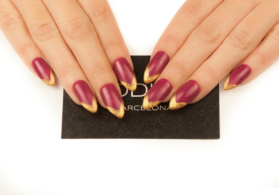 Rouge foncé avec or conseils ongles fait avec Gel UV, faux ongles, automne presse
