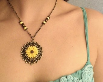 Sunflower Pendant Yellow Flower Necklace Resin Sunflower Favors Summer Outdoors Sunflower Necklaces for Bridesmaid Ideas Sunflower Jewelry