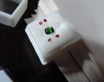 Tsavorite garnets with 4 rubies: 0.87 carat