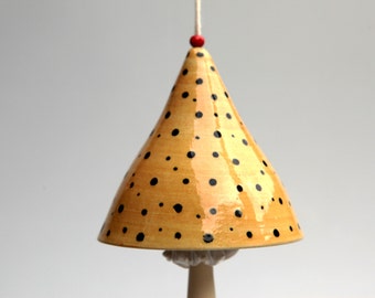Pointed yellow amanita bell