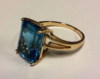 10K Yellow Gold Ring With Large Blue Topaz, Size 9