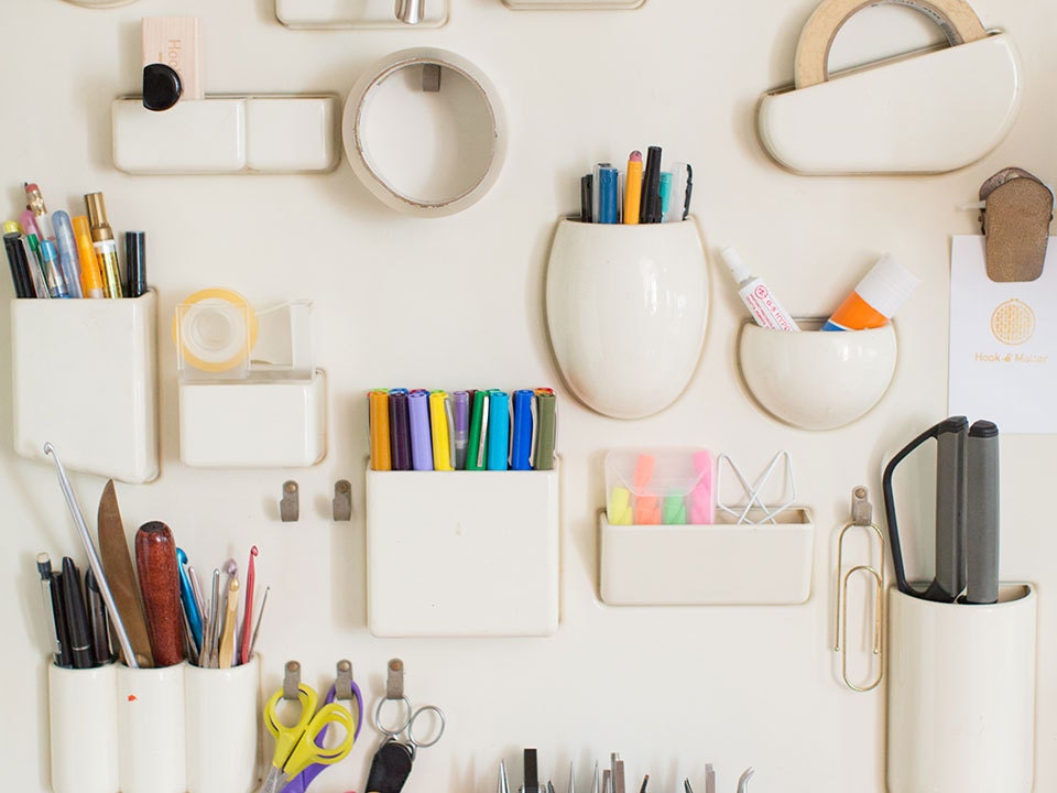 整頓されたクラフト資材と文房具