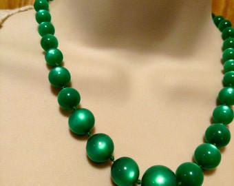 1950s Pin Up Girl Shamrock Emerald Green Lucite Moonglow Beads Necklace 18 Inches Vintage