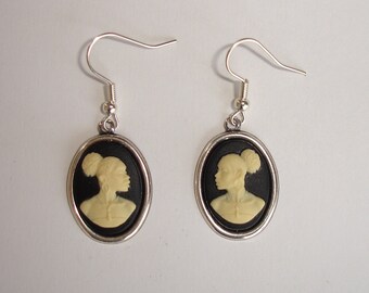 Boucles d'oreilles camées portrait de femme africaine droit et gauche sur supports laiton argenté