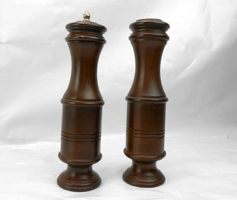 Vintage wood salt and pepper grinder Vintage wood salt and