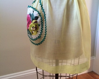 Vintage Yellow Voile Apron / Chintz Floral Patch Pocket Viole Apron / 1950's Formal Luncheon Apron