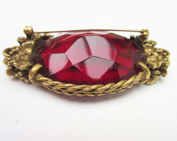 Ruby Red Glass Brooch - gold floral setting - bar pin