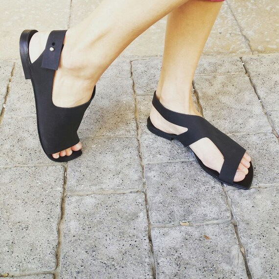 inexpensive black sandals