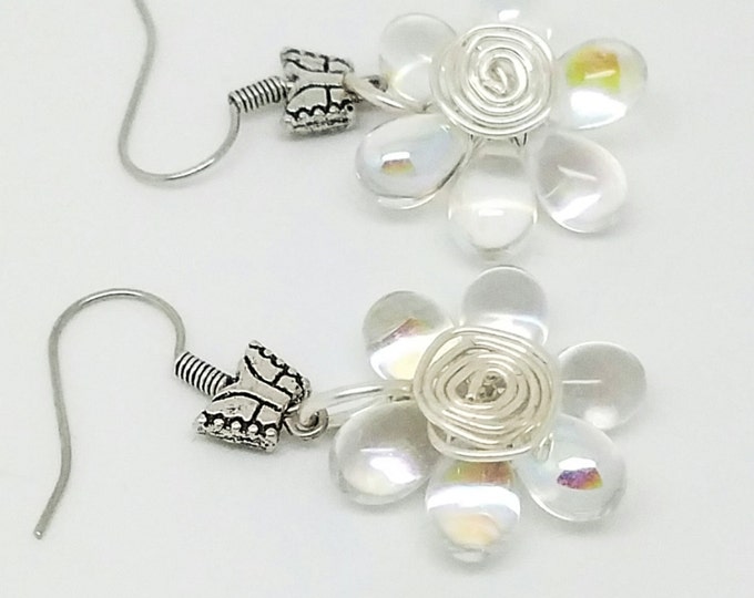 White flower wire wrapping earrings, white flower jewelry, White flower earrings, wire wrapping dangle, white daisy earrings