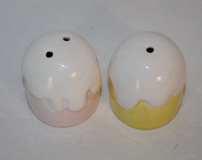 Vintage Salt and Pepper Shakers, Kitchen Collectible, Cupcakes, Dessert, Pastries