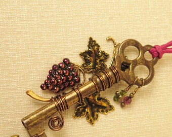 Vintage Skeleton Key Necklace Gold Tone Grapes And Leaves Crystals