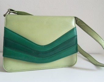 Unusual 70's tricolor green leather purse with adjustable shoulder strap