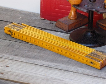 Double mètre pliant en bois. Mètre jaune et rouge, Frenchvintagecharm