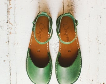 Greenery Sandals, Leather Shoes, Summer Shoes, Leather Sandals, Leather Flats, Flat Shoes, Closed Toe, Womens Sandals, Casual sandals