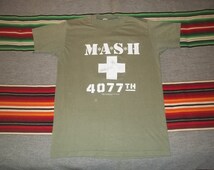 Mash Dvd MASH TV Show T-Shirt Herren – Lizenziert, 100% Baumwolle, Militärgrün, Größen S-3XL Mos Mosh