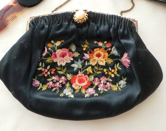 Minaudière / sac de bal et ces accessoires en satin de soie brodée première moitié du XXe siècle