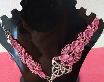 Collier tissé en micro-macramé autour d'une estampe argentée celtique