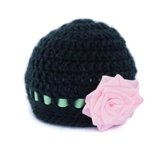 It's free shipping made easy Hot Topic has a large selection of beanies and hats to keep your noggin warm. Keep it plain and simple with a black beanie. Keep it plain and simple with a black beanie. Stay warm defending Hoth with a Star Wars beanie.