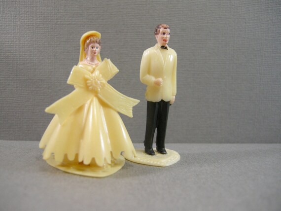 miniature bride and groom figures