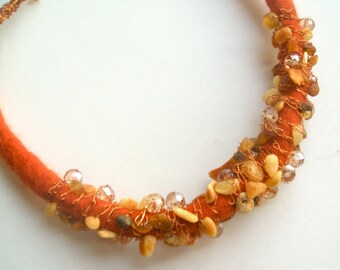 Felt necklace - Wool, amber, copper - Handmade - Wool necklace