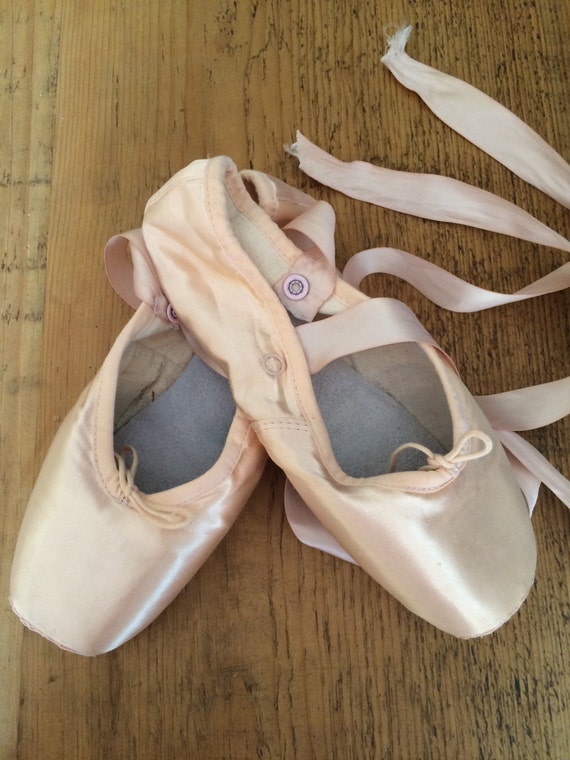 Pointe shoe darning