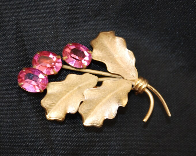 Rhinestone flower Brooch - Signed Weiss - Pink rhinestone - Brushed gold tone - mid century floral pin