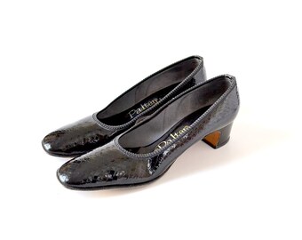 1960s shoes, black 60s shoes, patent leather shoes, size 75 7 vintage shoes, mod shoe, black heels, black pumps