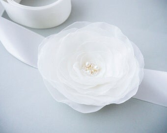 White Flower Bridal Sash, Wedding Sash, Bridal Sash, White Belt, Flower Belt, White Flower Sash, Wedding Dress Sash, Formal Dress Sash