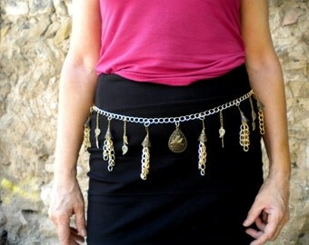 Ceinture-bijou gilded(bronzed) original, smart and elegant, gone(taken) up on chain, with bracelet charms bird, sheets(leaves) and pompoms